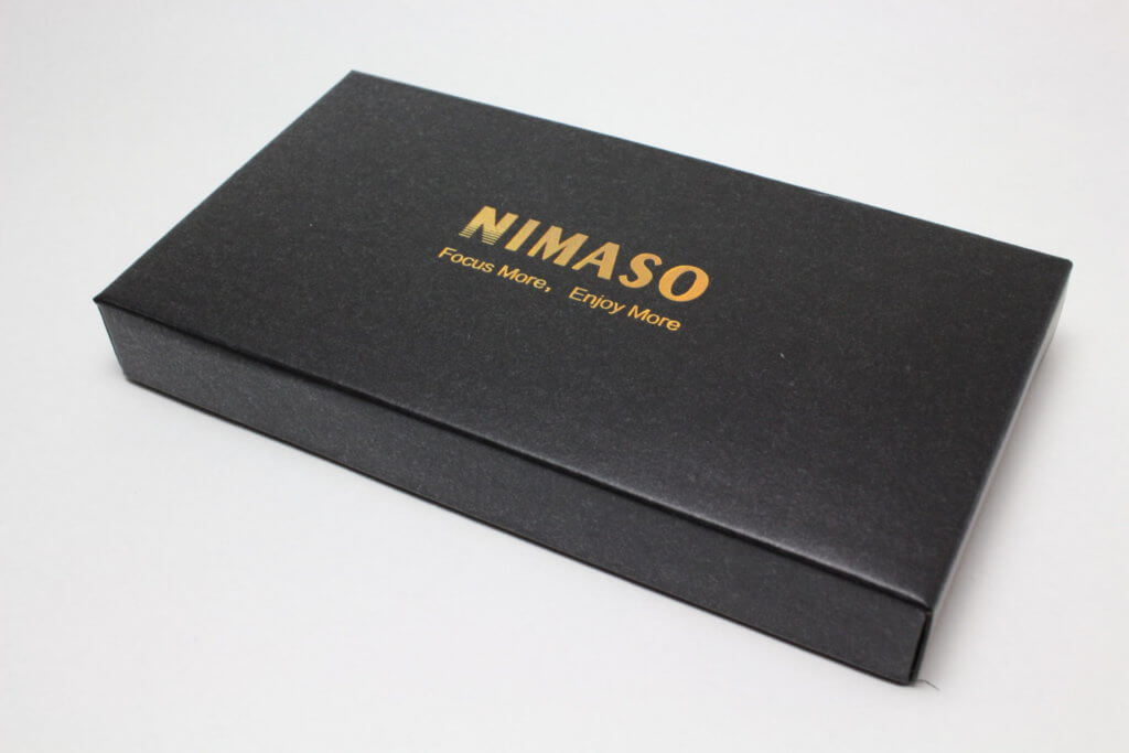 NIMASO のシックな梱包・黒に金のロゴ