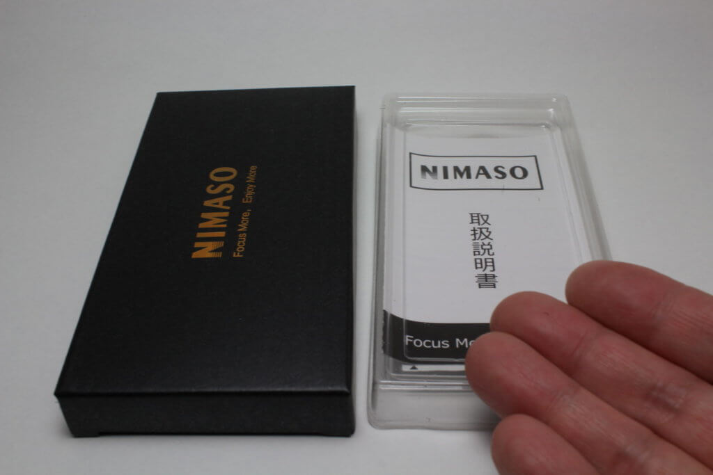 NIMASO 梱包と解くと、右のプラスチックのケースに商品が収納されている