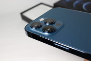  iPhone 12 Proの背面ガラスの写真は、LiDARスキャナーを備えたカメラのレイアウトを示しています
